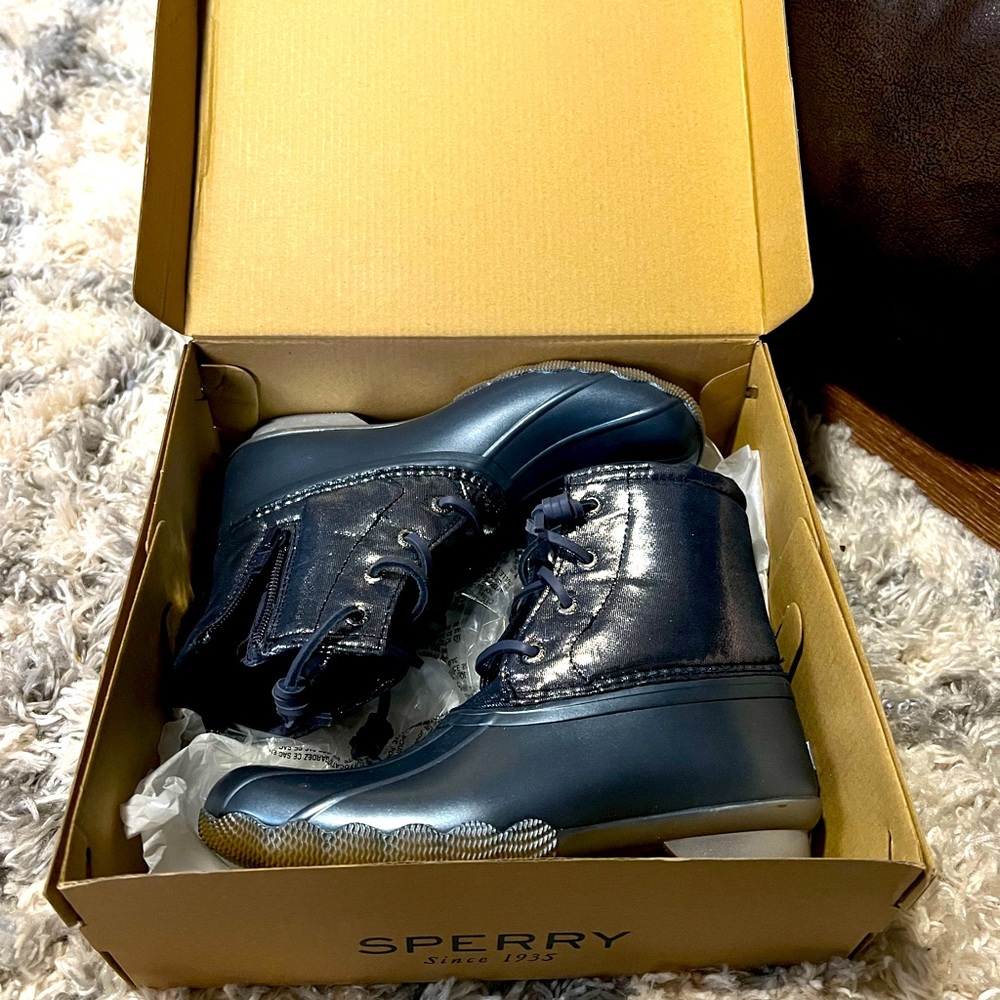 Sperry Saltwater Boot, size 2 youth, navy blue